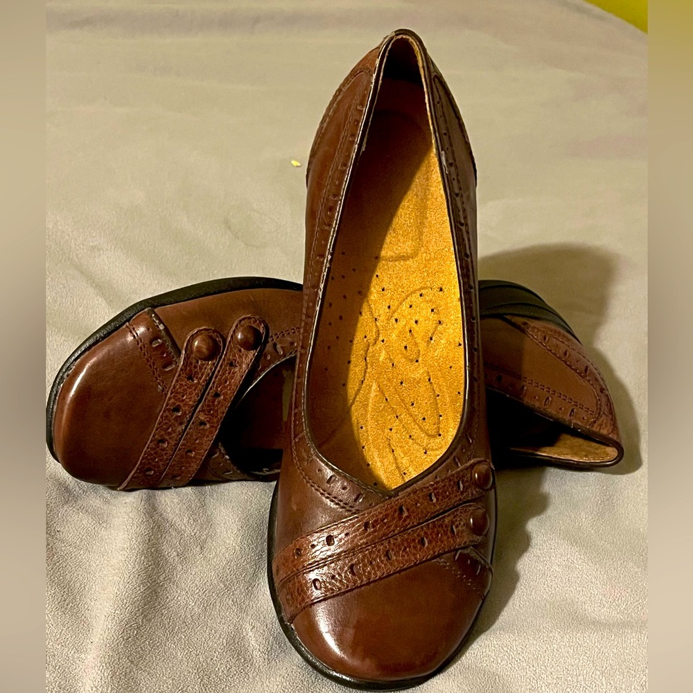 Hush puppies Size 7W